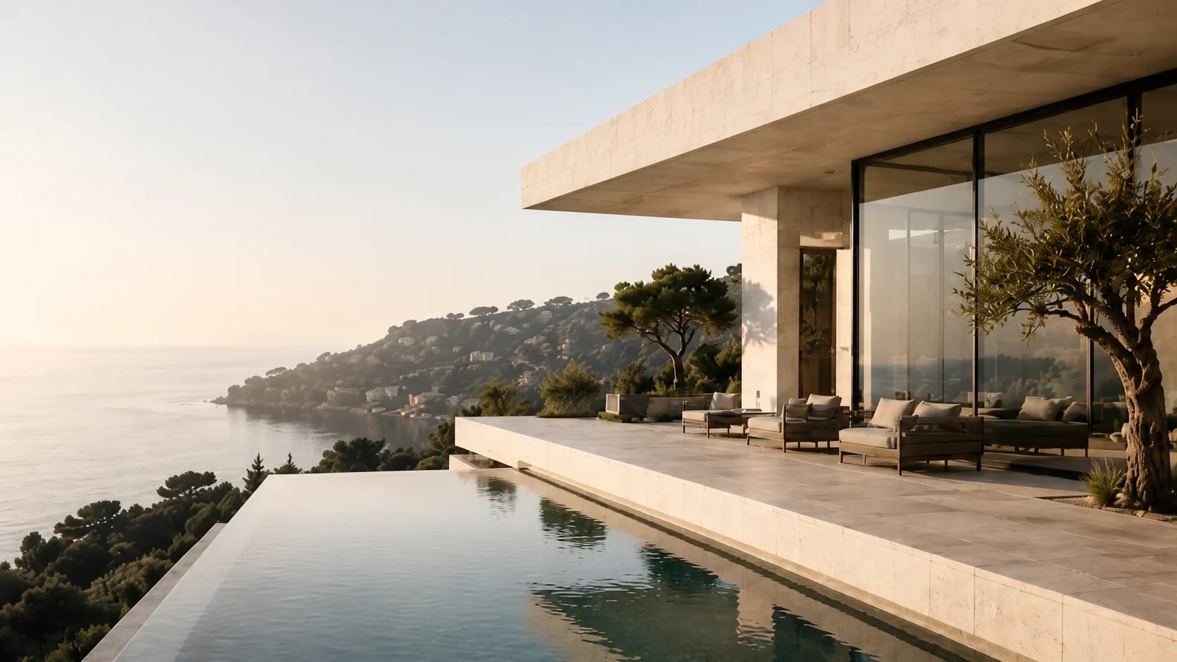 Villa contemporaine avec piscine à débordement face à la Méditerranée